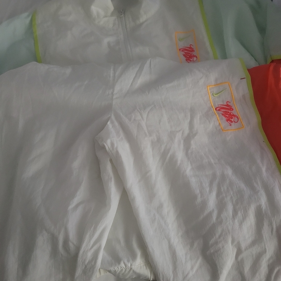 N E W . W/O TAG. Nike wind breaker. Women - Picture 1 of 2